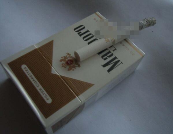 使用高端酒水和香烟